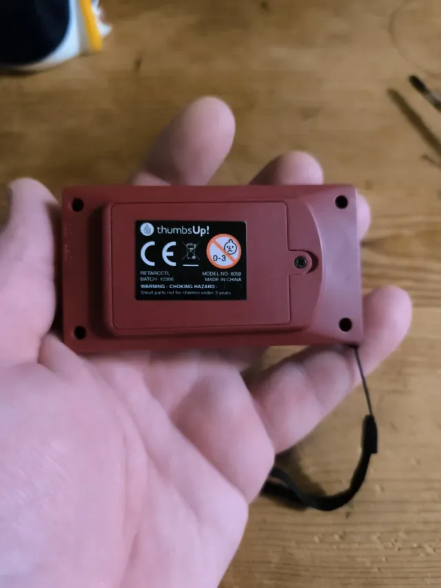 Controller di gioco arcade retrò dorato e rosso