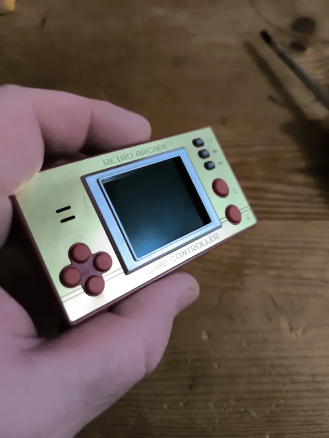 Controller di gioco arcade retrò dorato e rosso