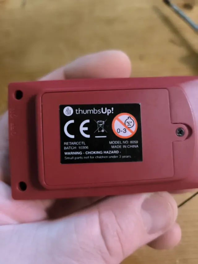 Controller di gioco arcade retrò dorato e rosso