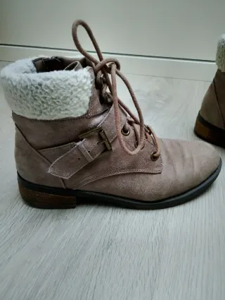 Botas Skechers con vuelta de borreguito