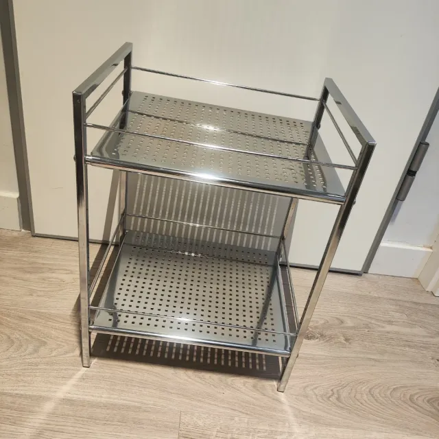 Tavolino ausiliario metallico a 2 ripiani