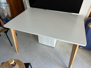 Tavolo rettangolare bianco e in legno