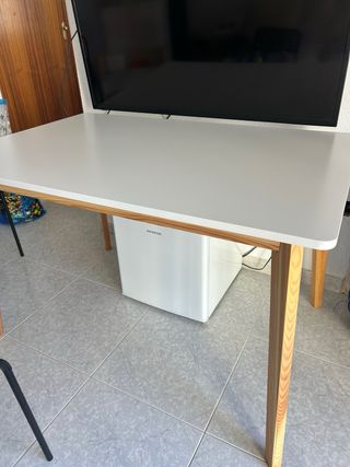 Tavolo rettangolare bianco e in legno