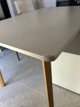 Tavolo rettangolare bianco e in legno