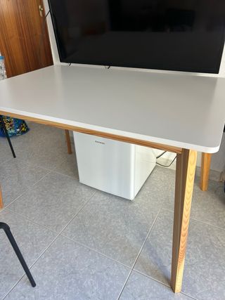 Tavolo rettangolare bianco e in legno