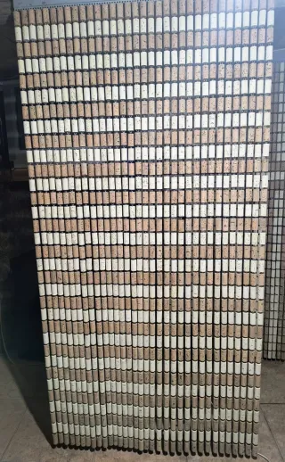 Cortina de corcho beige y blanco