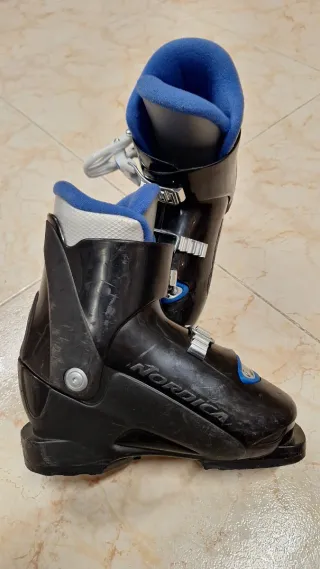 Equipo esquiar: Botas, esquís y casco niño