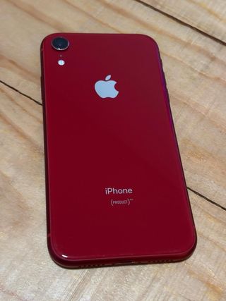 Telefono mobile iPhone XR in rosso con 128GB di spazio di archiviazione