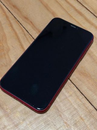 Telefono mobile iPhone XR in rosso con 128GB di spazio di archiviazione