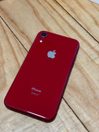 Telefono mobile iPhone XR in rosso con 128GB di spazio di archiviazione