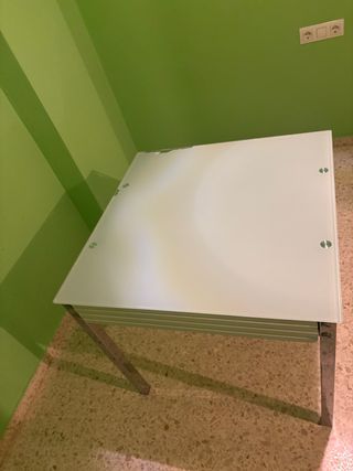 Mesa de cristal y metal