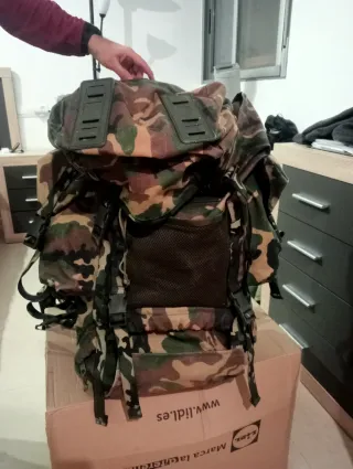 Mochila de campaña militar marca altus.