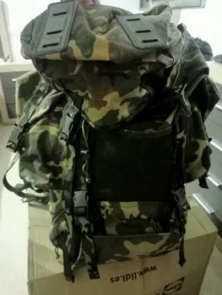 Mochila de campaña militar marca altus.