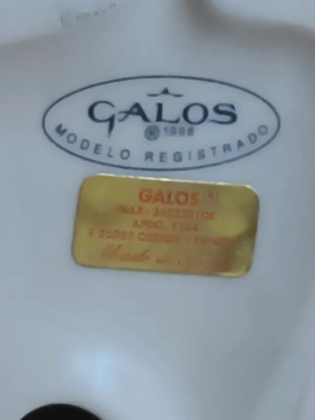 Figura in porcellana GALOS pellegrino con bastone