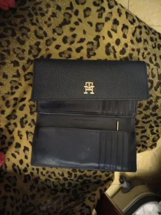 Cartera Tommy Hilfiger Negra y Dorada