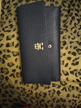 Cartera Tommy Hilfiger Negra y Dorada