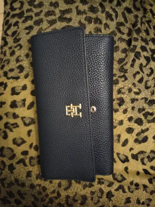 Cartera Tommy Hilfiger Negra y Dorada