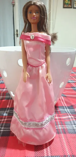 Barbie capelli castani vestito rosa