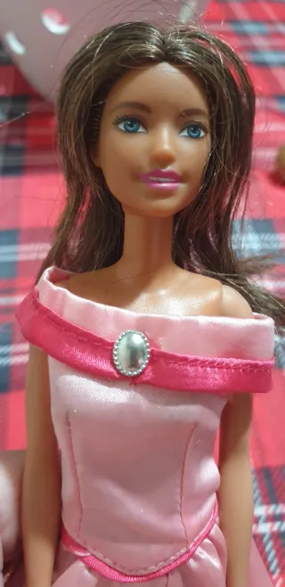Barbie capelli castani vestito rosa