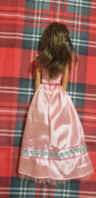 Barbie capelli castani vestito rosa