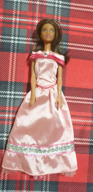 Barbie capelli castani vestito rosa