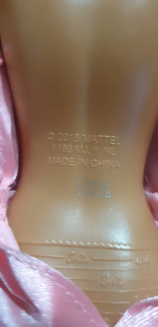 Barbie capelli castani vestito rosa