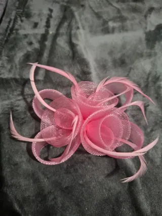 Tocado rosa con plumas