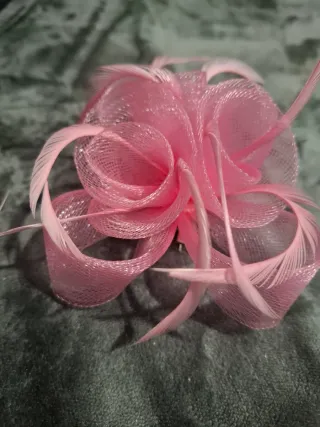 Tocado rosa con plumas