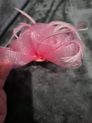 Tocado rosa con plumas