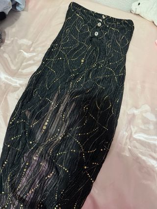 Vestido largo negro con detalles dorados