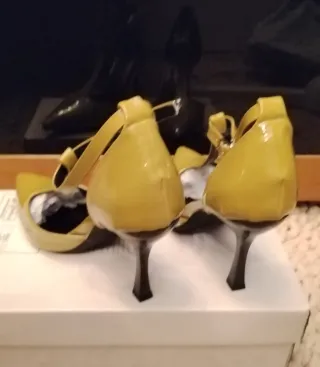 Zapatos de tacón amarillos