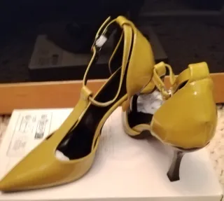 Zapatos de tacón amarillos