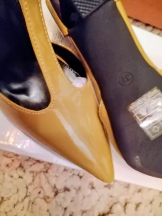 Zapatos de tacón amarillos