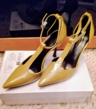Zapatos de tacón amarillos