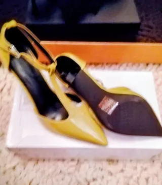 Zapatos de tacón amarillos