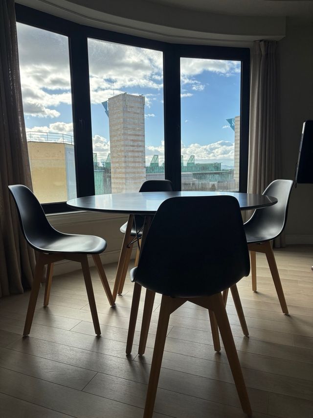 Tavolo da pranzo rotondo con 4 sedie abbinate