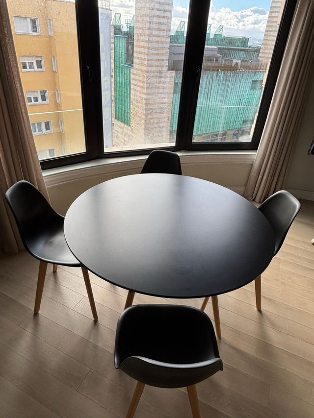 Tavolo da pranzo rotondo con 4 sedie abbinate