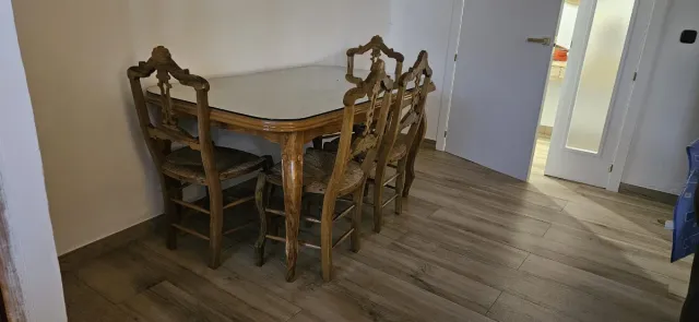 Mesa de comedor y sillas