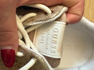 Zapatillas Guess con piedras doradas