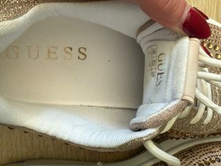 Zapatillas Guess con piedras doradas