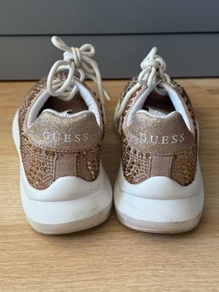 Zapatillas Guess con piedras doradas
