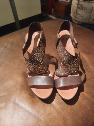 Sandalias cuña cuero marrón pedrería