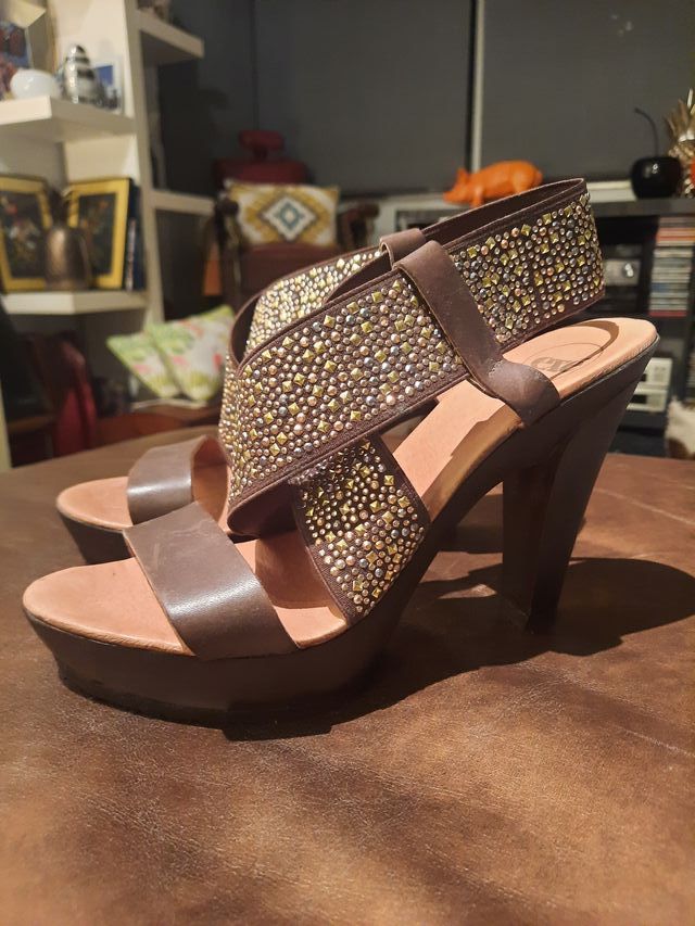 Sandalias cuña cuero marrón pedrería