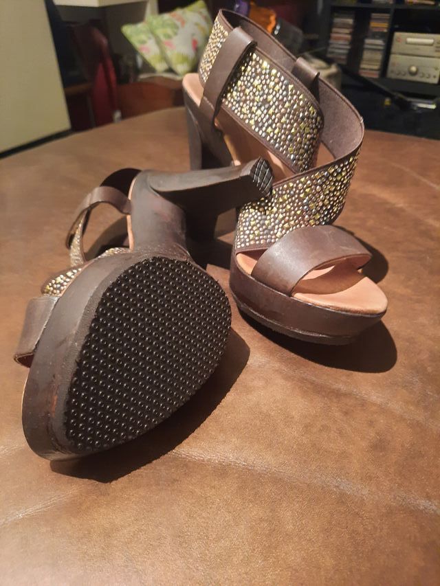 Sandalias cuña cuero marrón pedrería