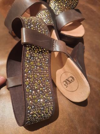 Sandalias cuña cuero marrón pedrería