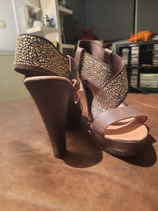 Sandalias cuña cuero marrón pedrería