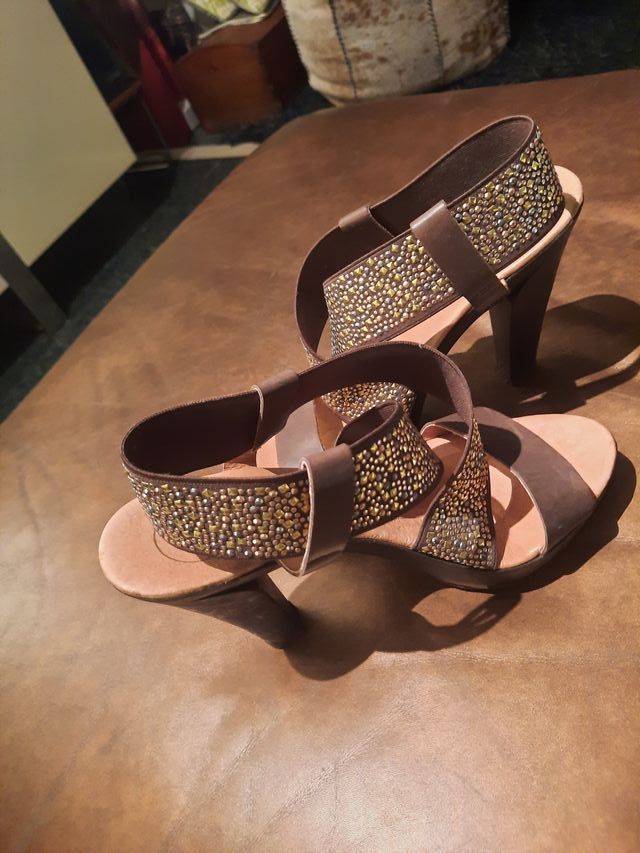 Sandalias cuña cuero marrón pedrería