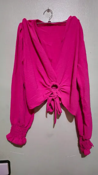 Blusa fucsia con anilla y lazada