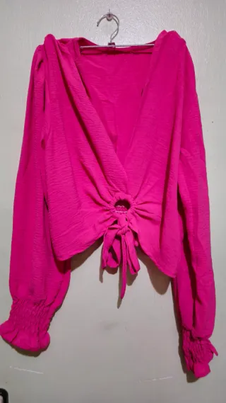 Blusa fucsia con anilla y lazada