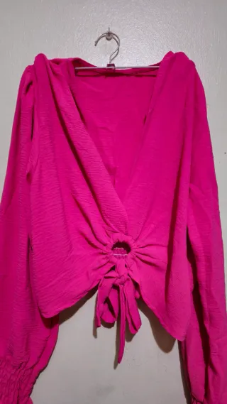 Blusa fucsia con anilla y lazada